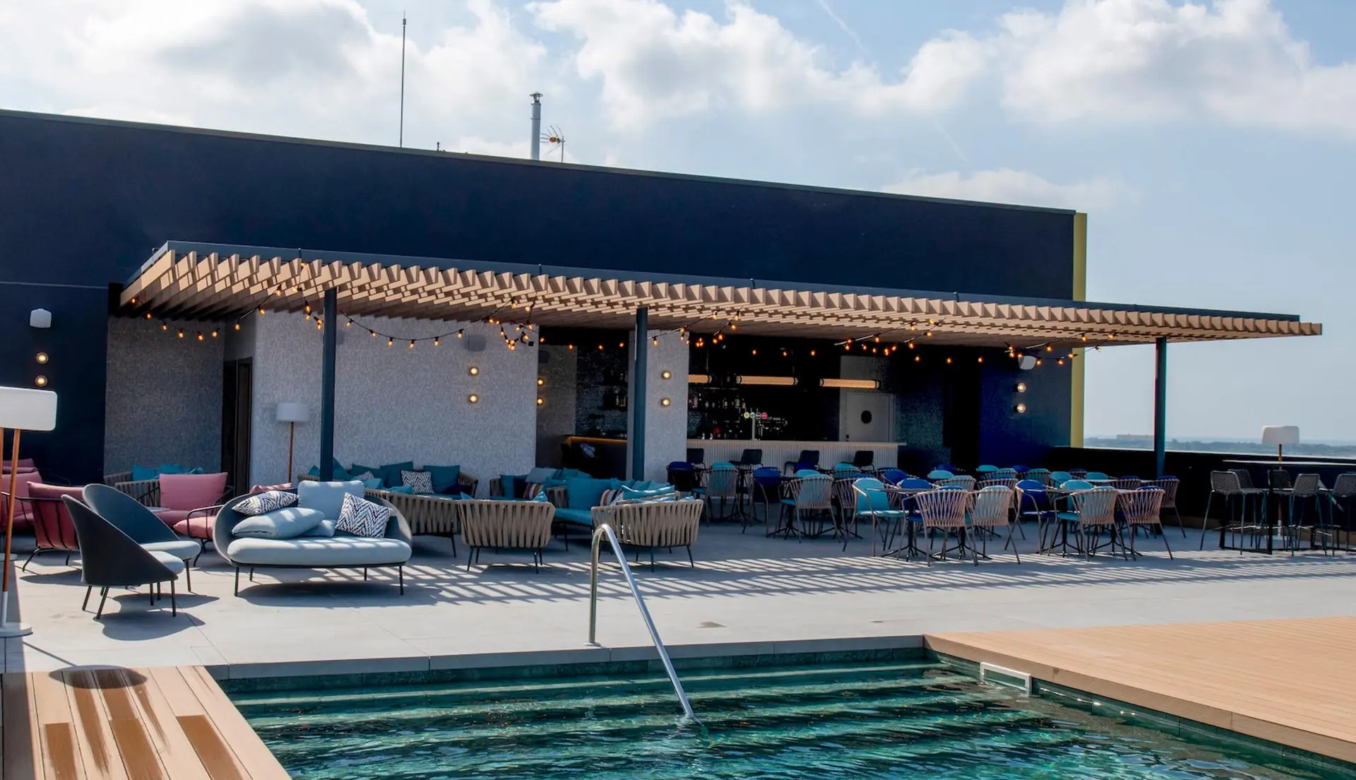 SOUND HUB: Electronic Rooftop Party w TBA
