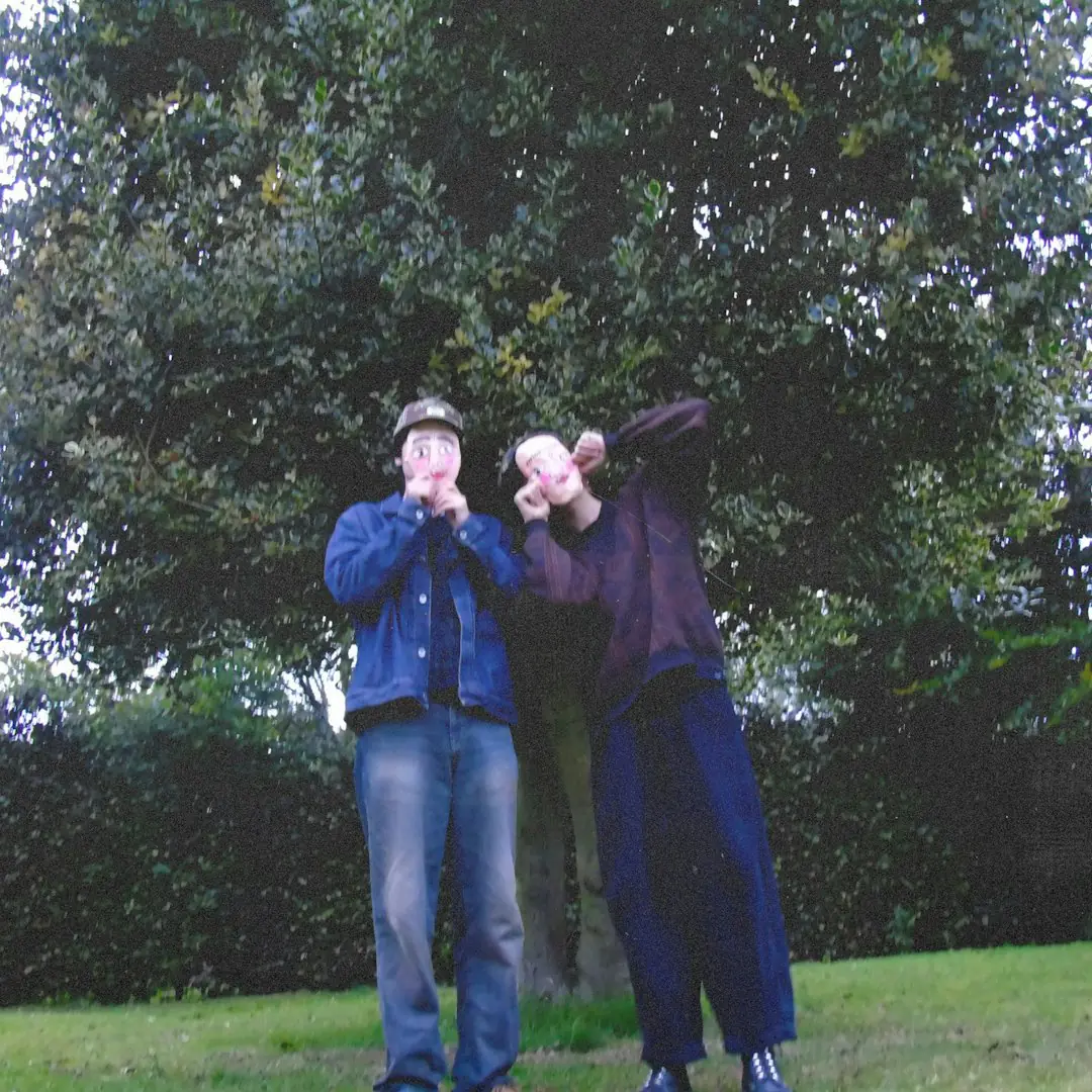 lots of hands | support: Olafur Mowa