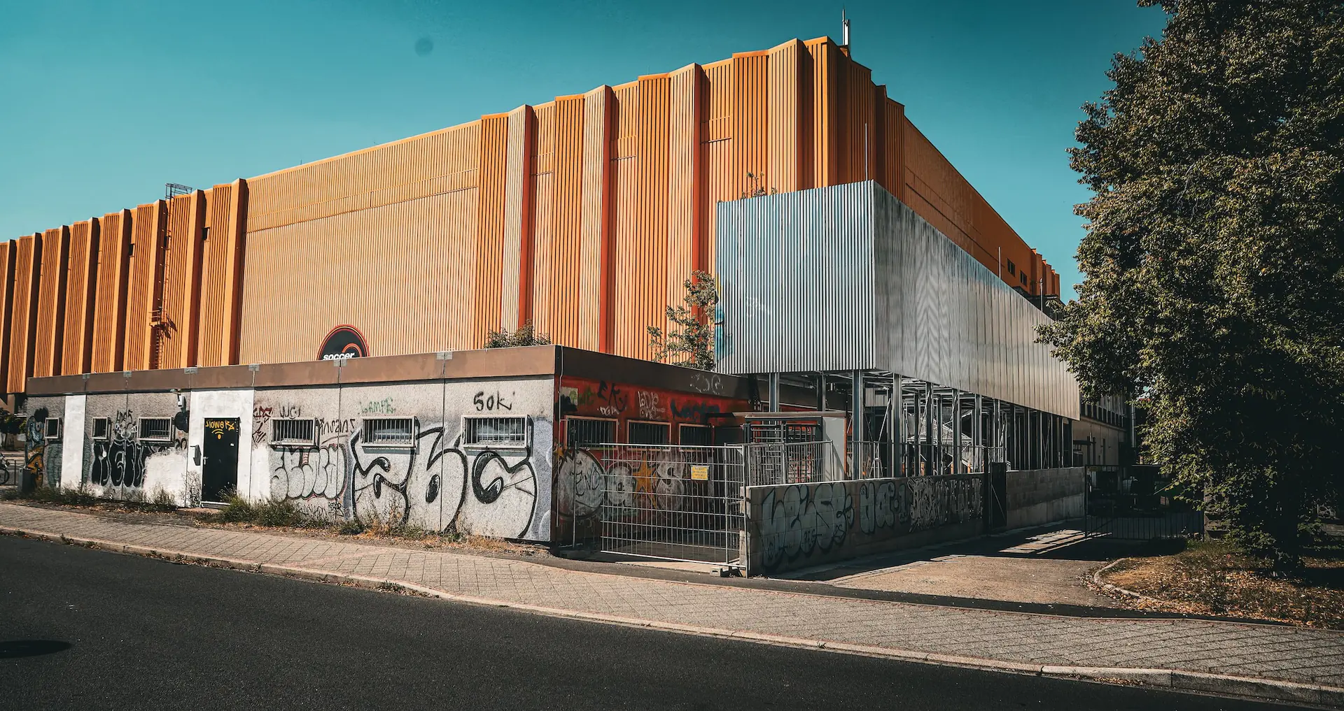 KOSMOS X LEIDER 9 [OPEN AIR BY DAY & INDOOR AT NIGHT]