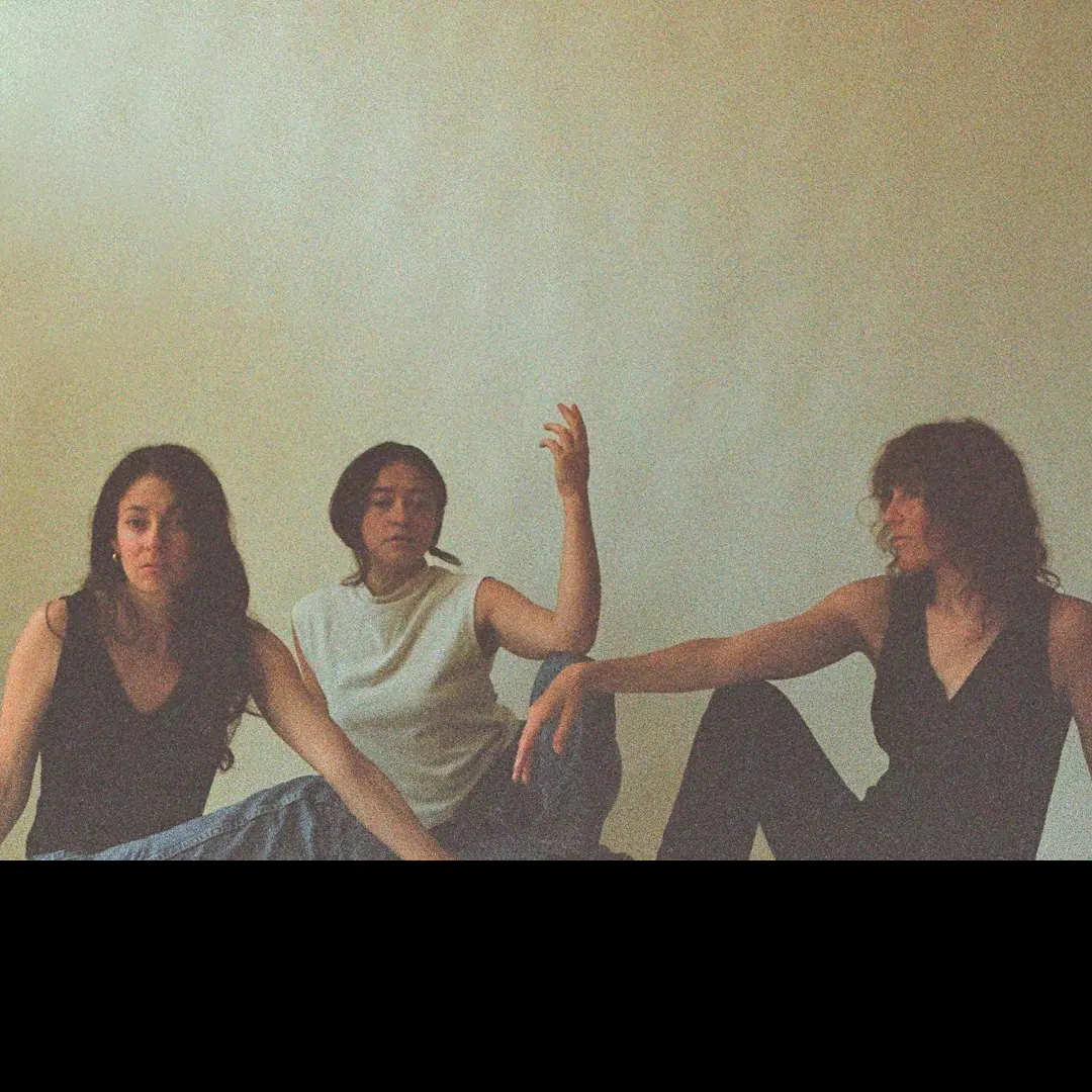 Whitney Johnson, Lia Kohl und Macie Stewart + I.e. Uns