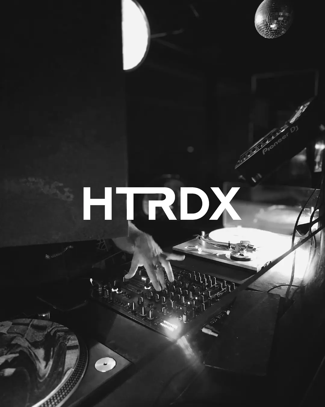 Htrdx x Saturn Movement mit: Alan Background