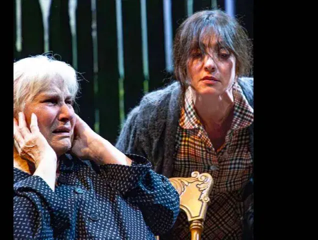 Ambra Angiolini e Ivana Monti en La reina de belleza de Leenane
