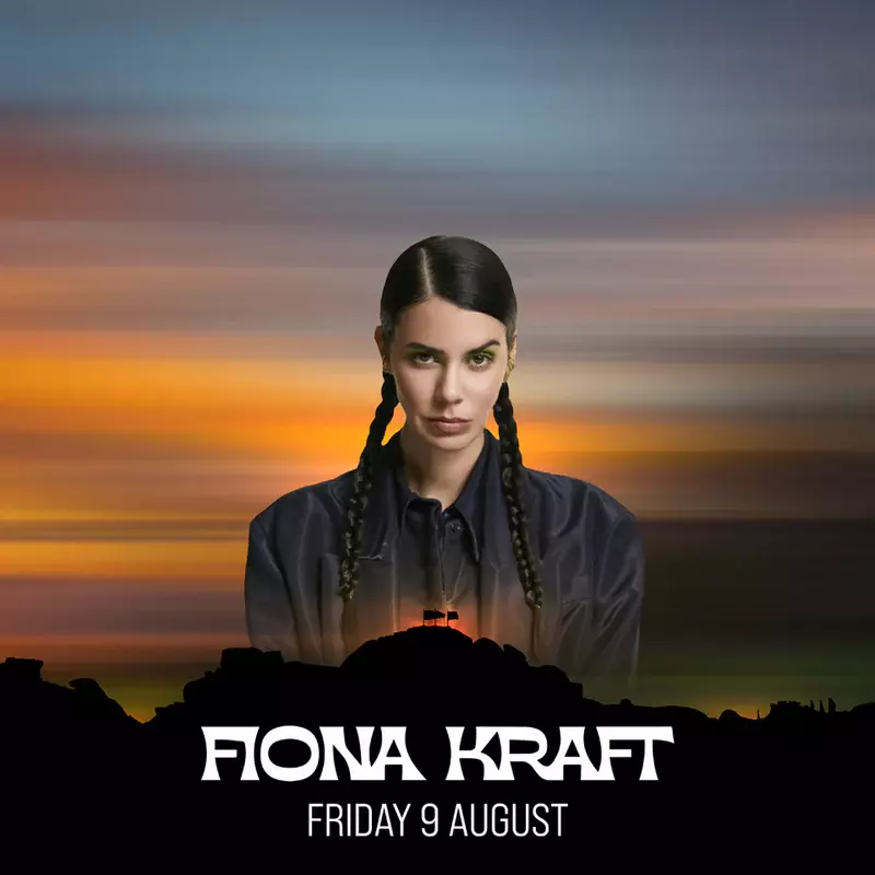 FIONA KRAFT au Phi Beach