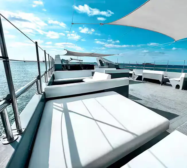 Fête en bateau au coucher du soleil sur Oceanbeat Ibiza