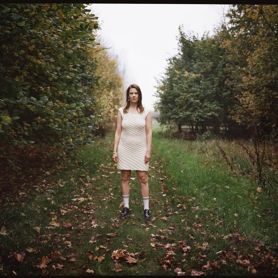 Alev Lenz: Acoustic + Signing