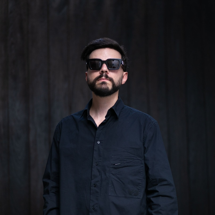Alex Kósh at Riviera, Tinos